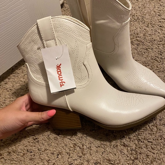 White boots - Picture 2 of 4